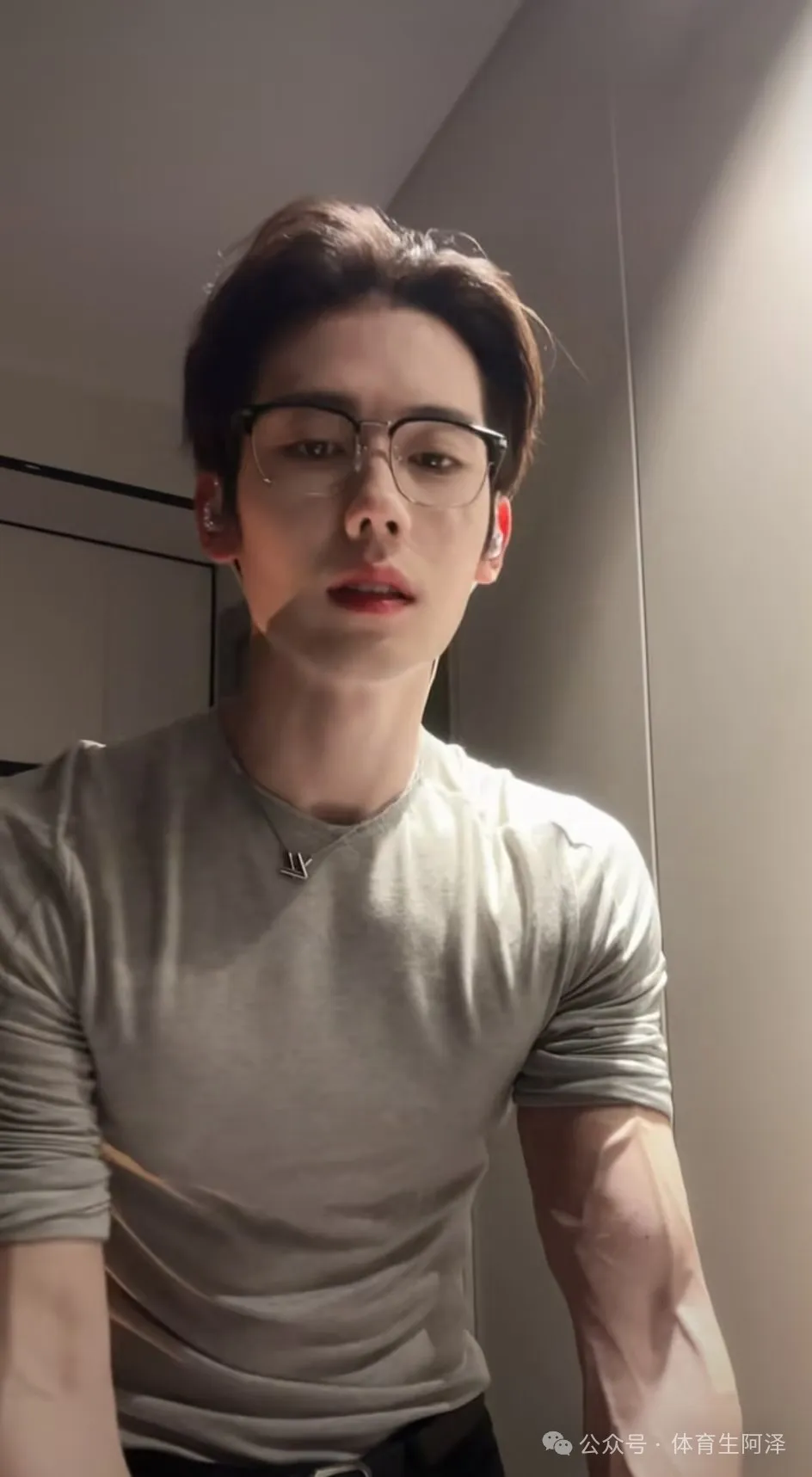 被女记者采访的百万网红，最近爆火，互联网没有记忆？