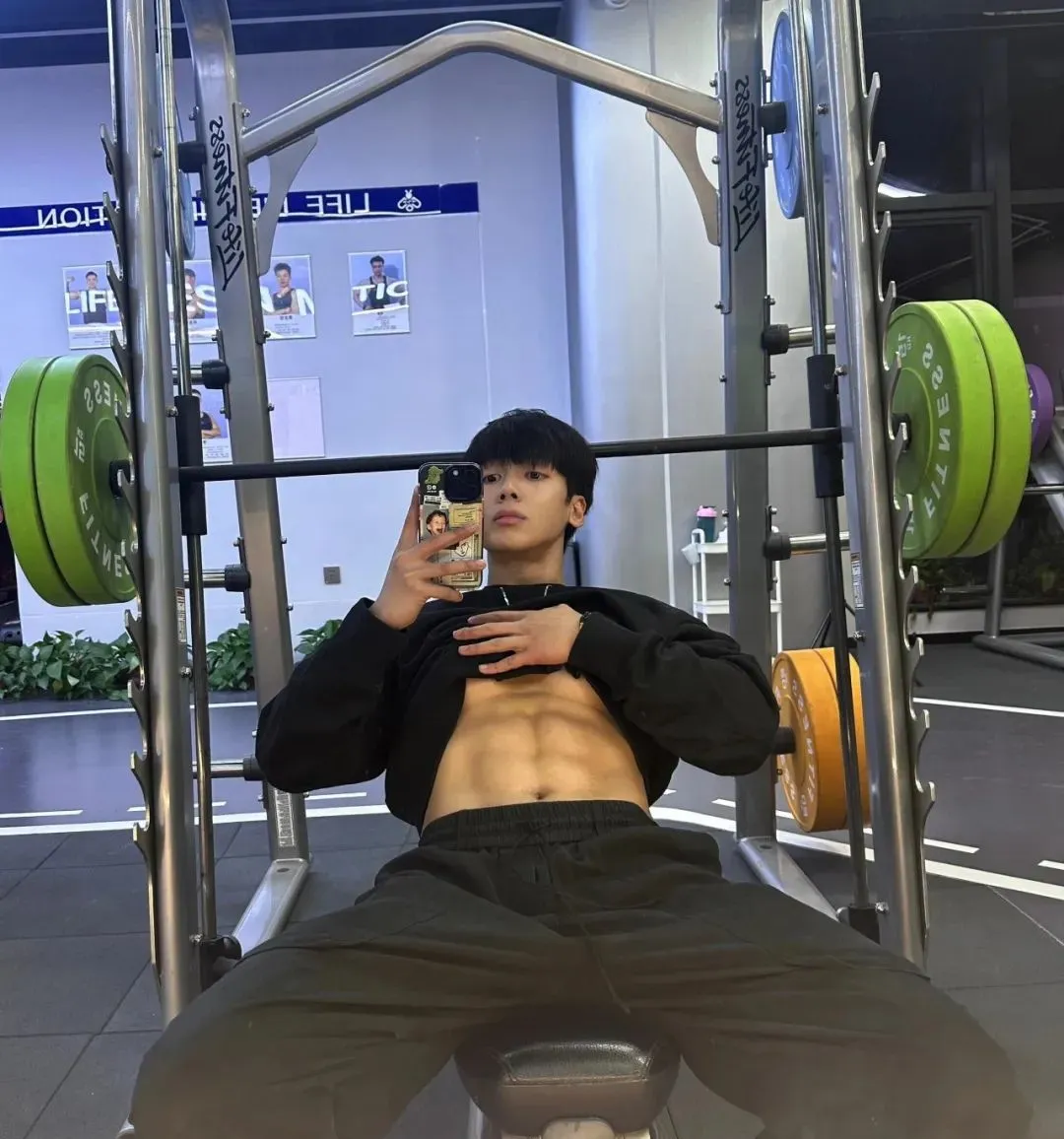 182cm 巧克力腹肌男菩萨，超会拍照！