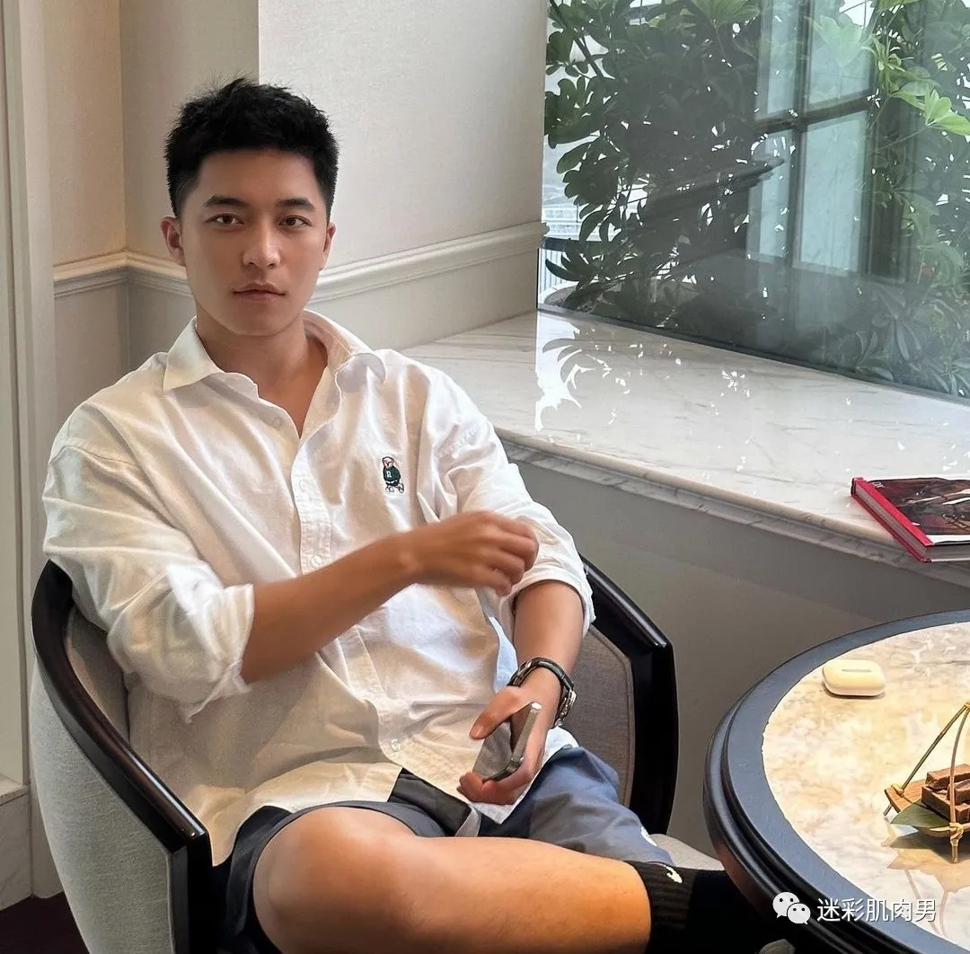 教英语的正装老师翘臀私照扒到，山东大汉子真大！！
