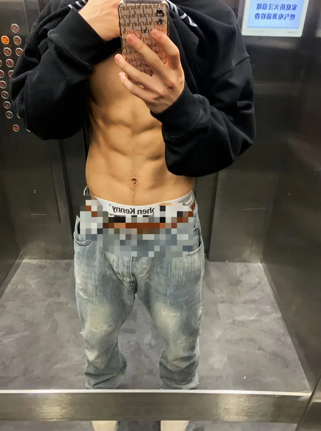 湖北 19 岁篮球体育生男大，自拍照充满性张力！