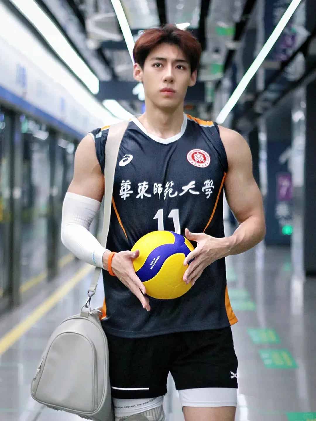 从球场到时尚圈,他的切换之间,穿梭在激情与时尚的交汇处! 从球场到时尚圈,他的切换之间,穿梭在激情与时尚的交汇处!