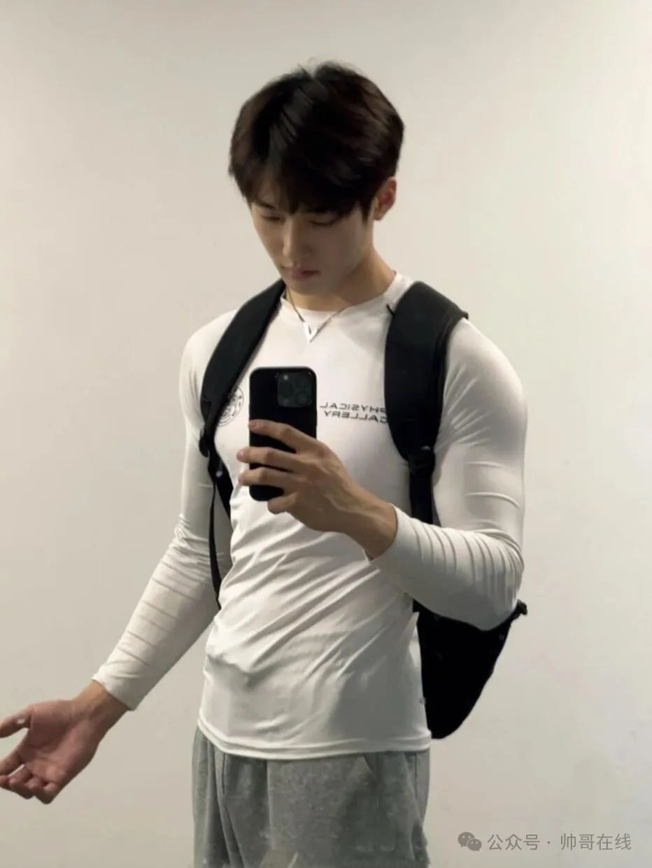 辛止蕾最爱的光膀子双肩包肌肉健身男大帅哥！