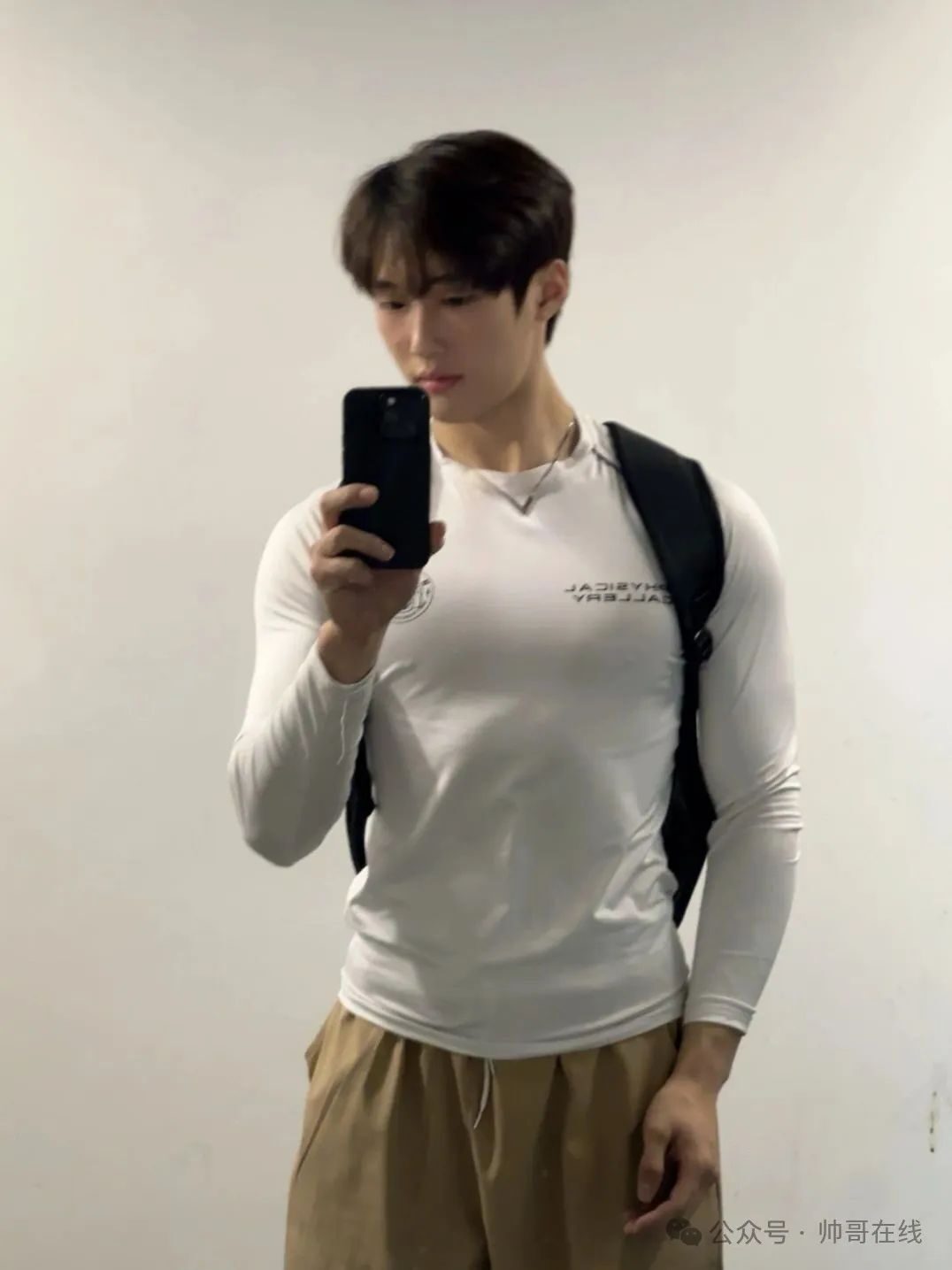 辛止蕾最爱的光膀子双肩包肌肉健身男大帅哥！