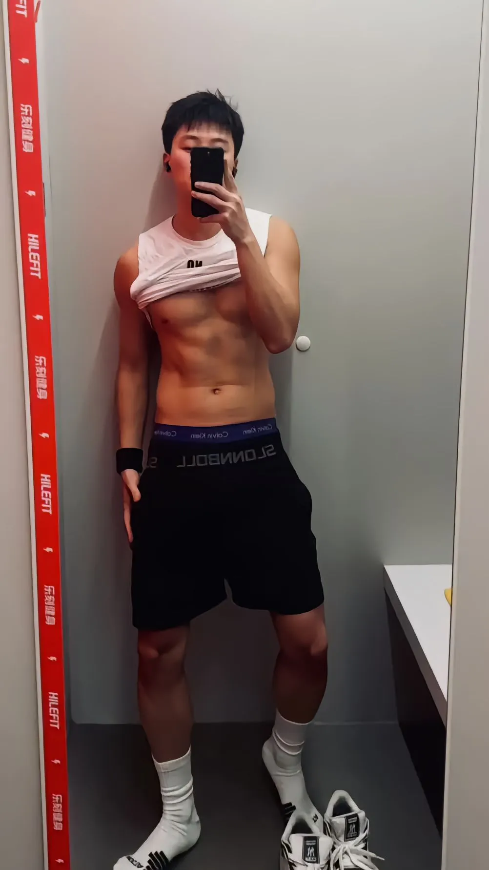 重庆黑皮筋肉崽儿海边玩水，白袜黏脚底算什么？性感才是王道！