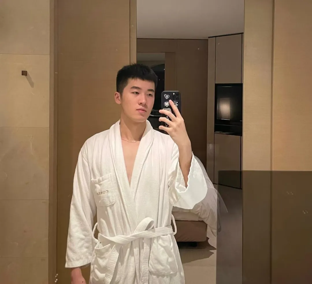 196CM 正装长腿男自拍照，？穿 CK 内裤实力藏不住！
