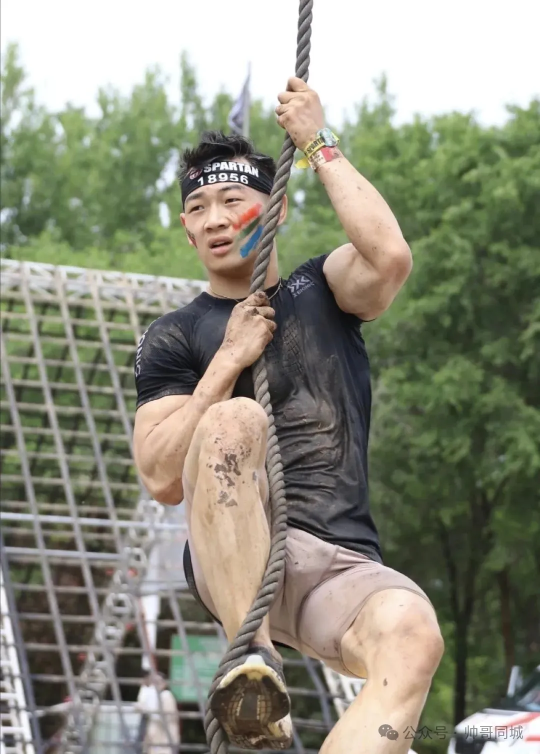 一大波斯巴达肌肉哥哥，灰头垢脸太大了！