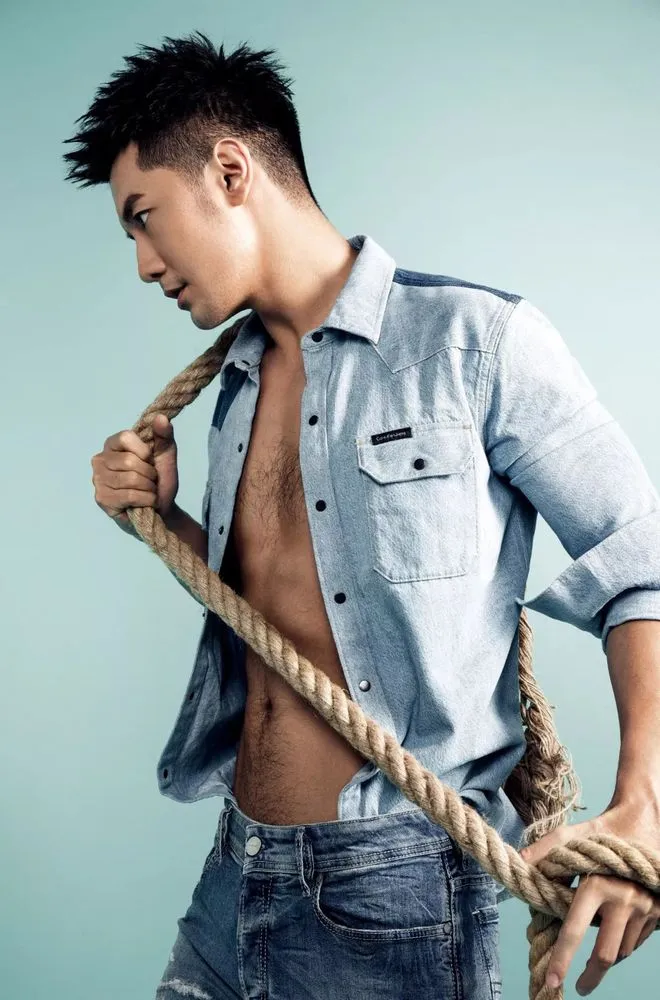 封神 2 的新老公被我锁定噜!麒麟臂叔圈天菜,居然是从 SM 出道的! 封神 2 的新老公被我锁定噜!麒麟臂叔圈天菜,居然是从 SM 出道的!