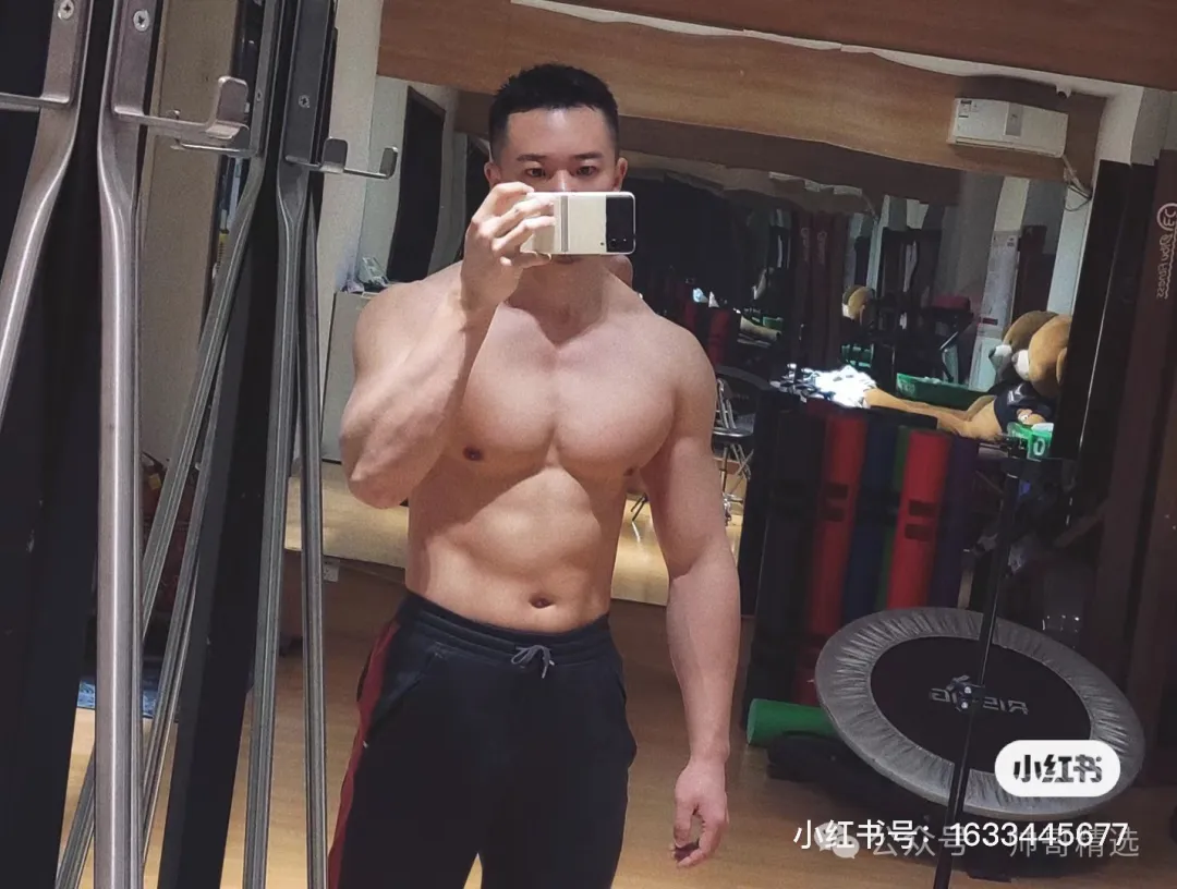 178CM 胸肌硕大的粗筋肌肉男 T 恤快要撑爆了