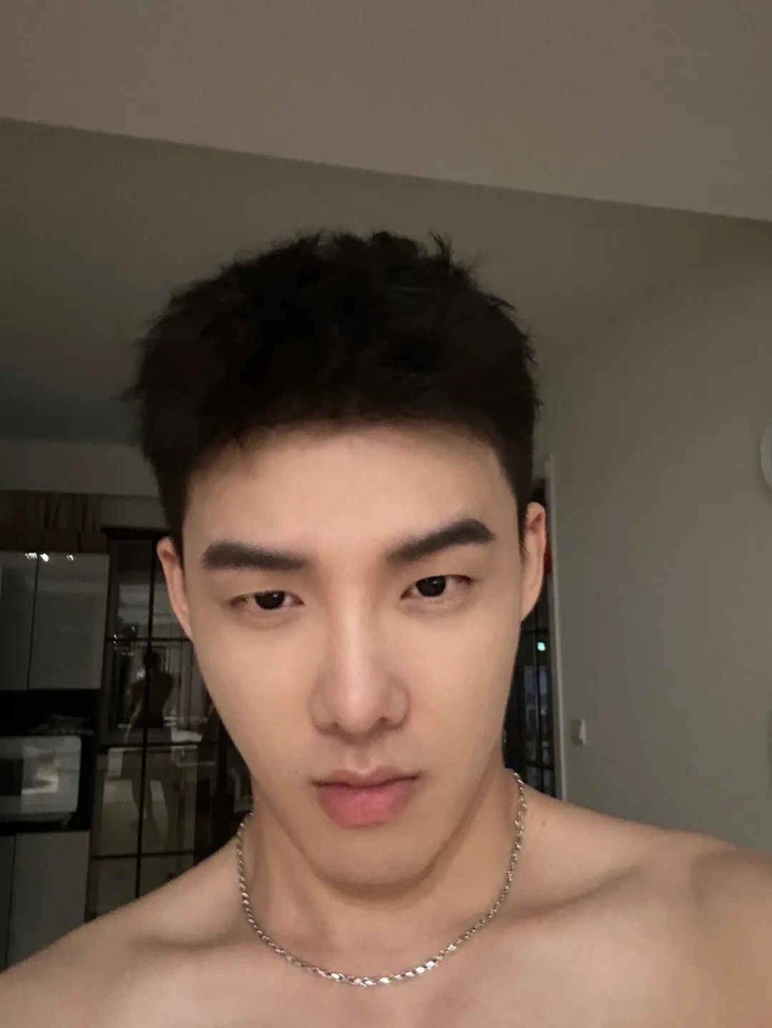 戴眼镜的腹肌男主播：白天卖茶，晚上 cos 蝙蝠侠？