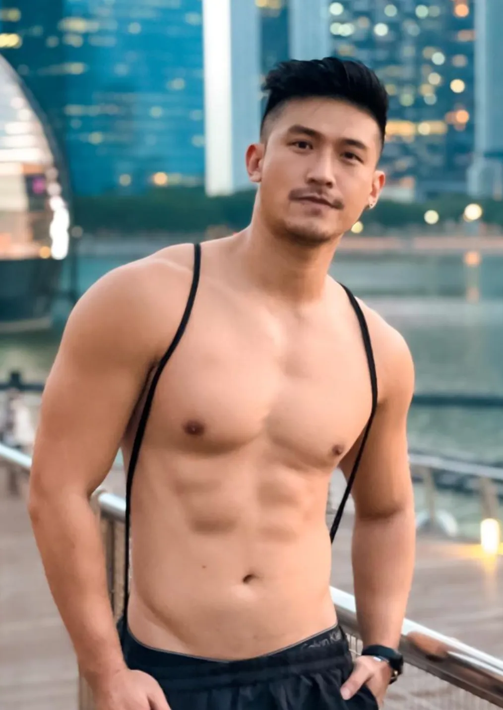 没金主包养了？初代肌肉名媛变建筑工大叔？！