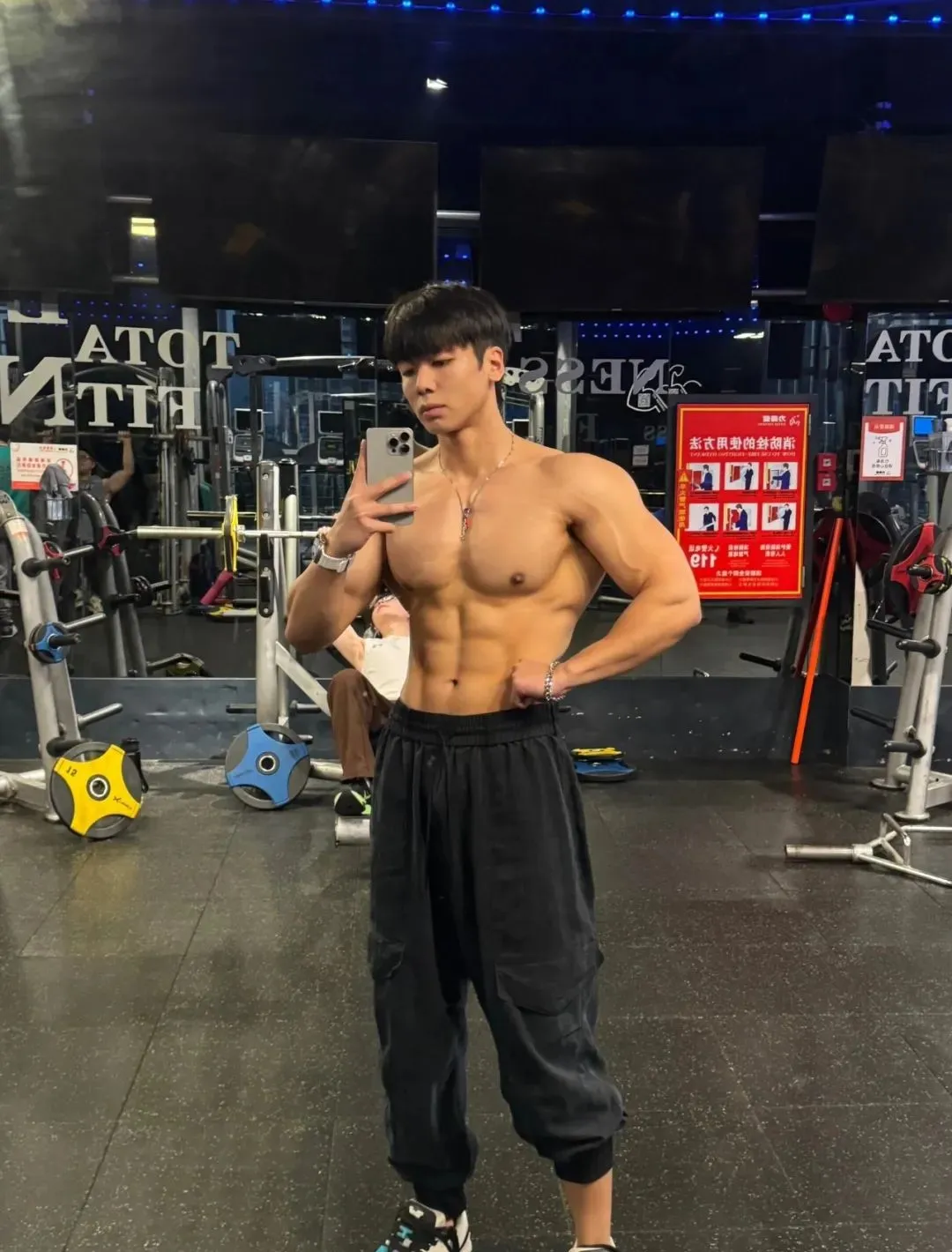182cm 巧克力腹肌男菩萨，超会拍照！