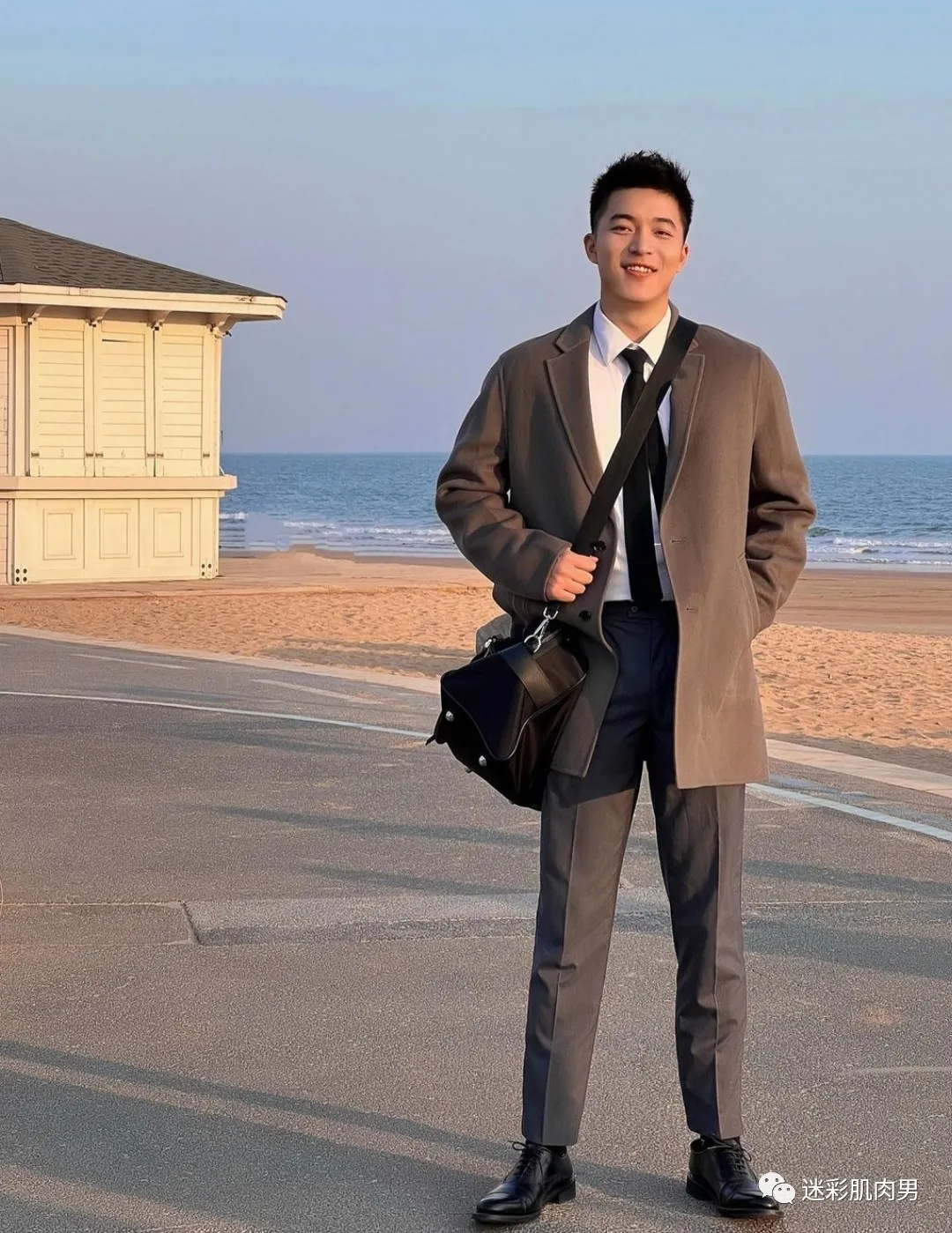 教英语的正装老师翘臀私照扒到，山东大汉子真大！！