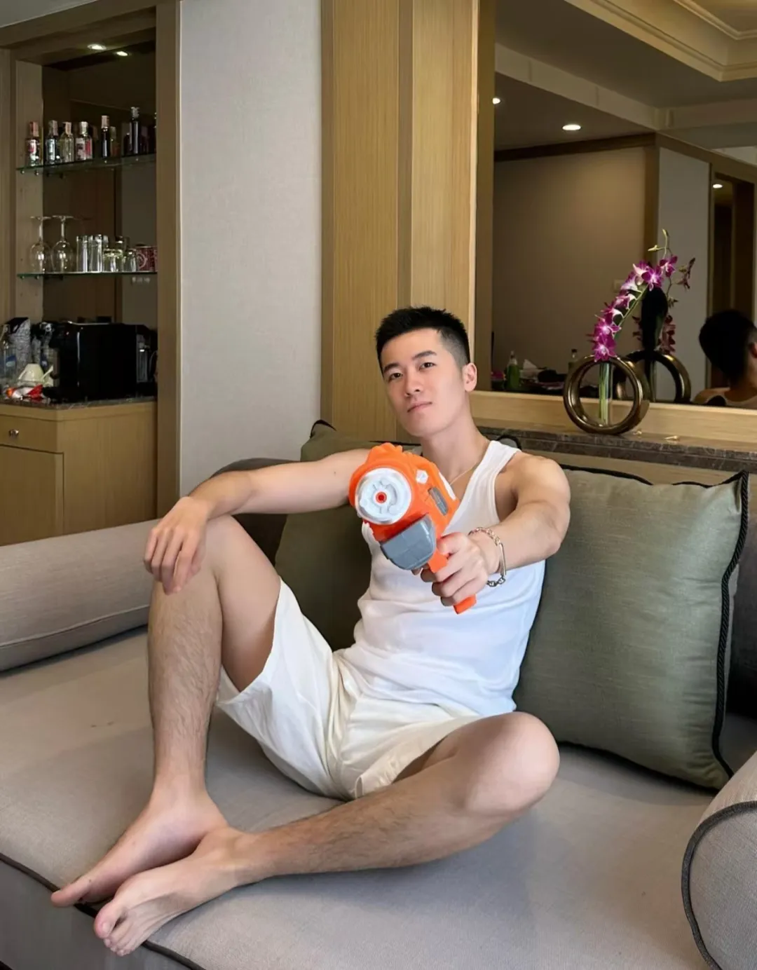196CM 正装长腿男自拍照，？穿 CK 内裤实力藏不住！