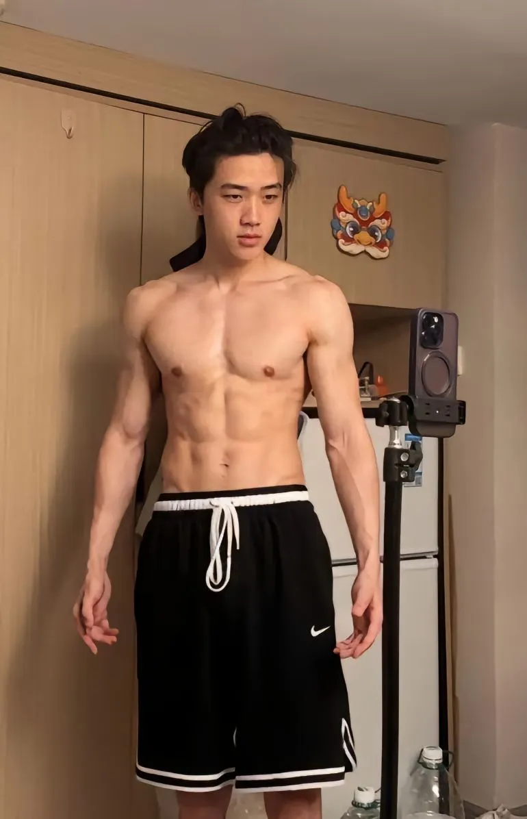 和戴蒙炒 CP 的退役小哥莫西林，简直就是“奶零天花板”