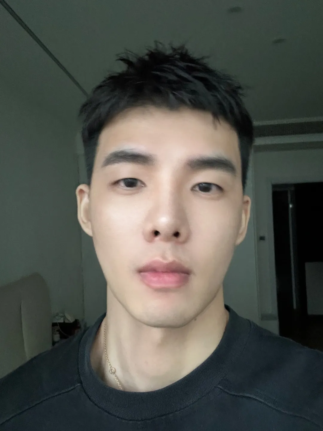戴眼镜的腹肌男主播：白天卖茶，晚上 cos 蝙蝠侠？