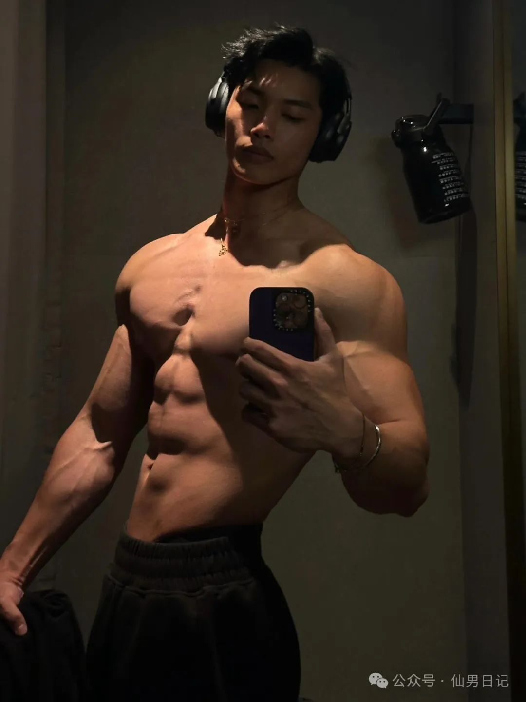 187cm 黑皮体育生私照曝光！网友直呼：公狗腰看着好强……