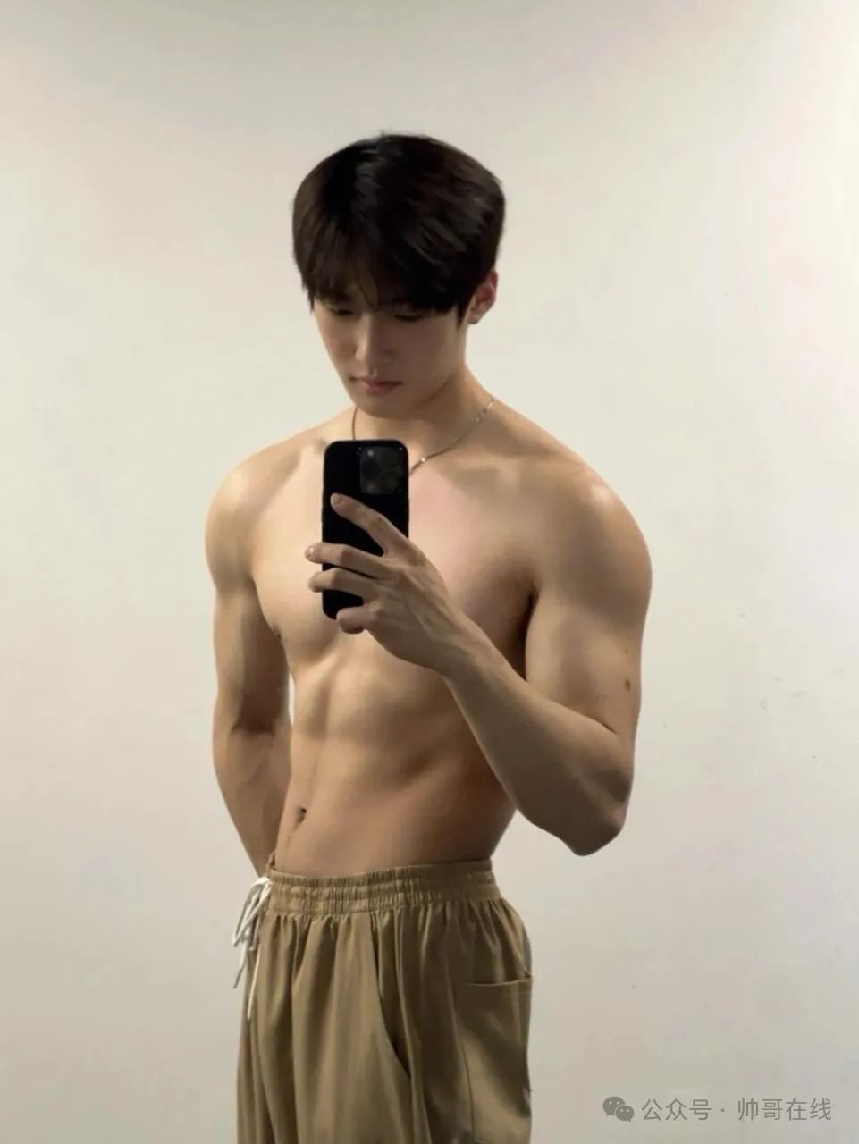 辛止蕾最爱的光膀子双肩包肌肉健身男大帅哥！