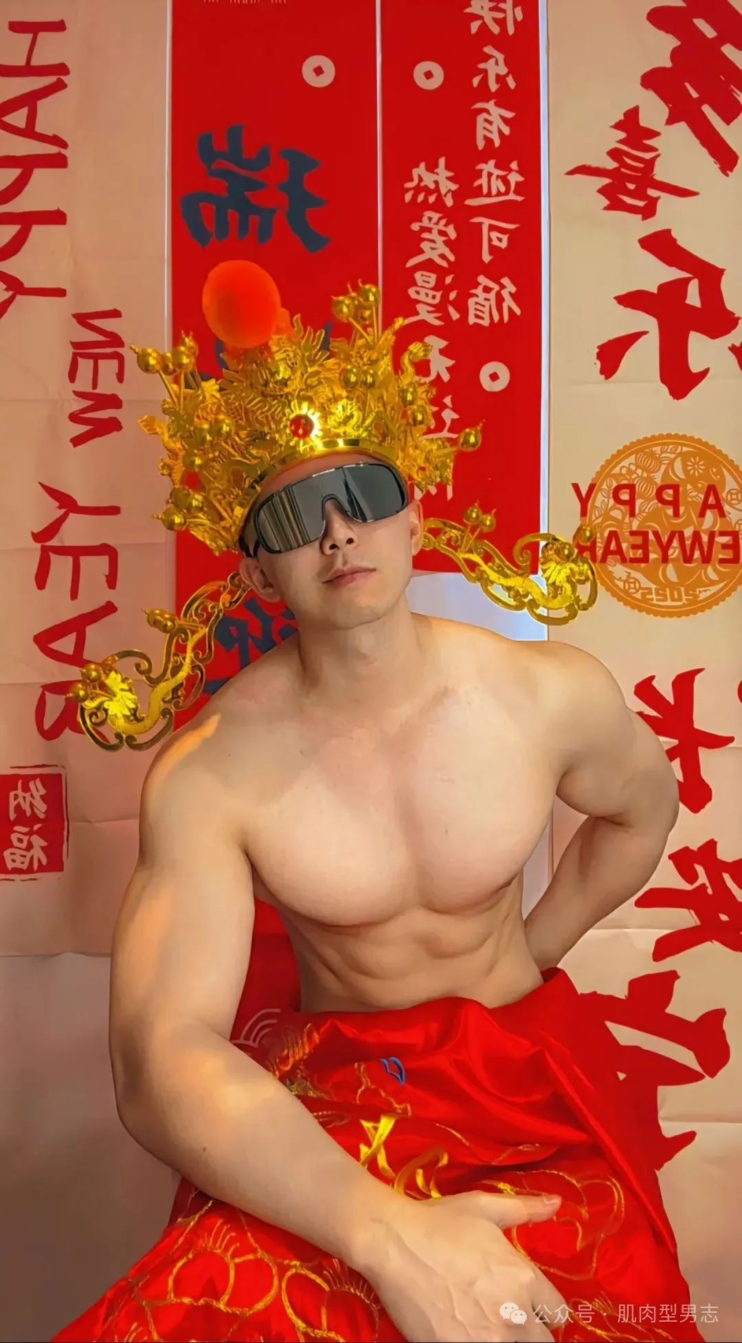 一肌肉小哥 cos 财神意外走红！这也太会拍了！