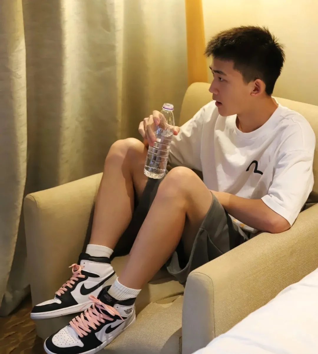 和戴蒙炒 CP 的退役小哥莫西林，简直就是“奶零天花板”
