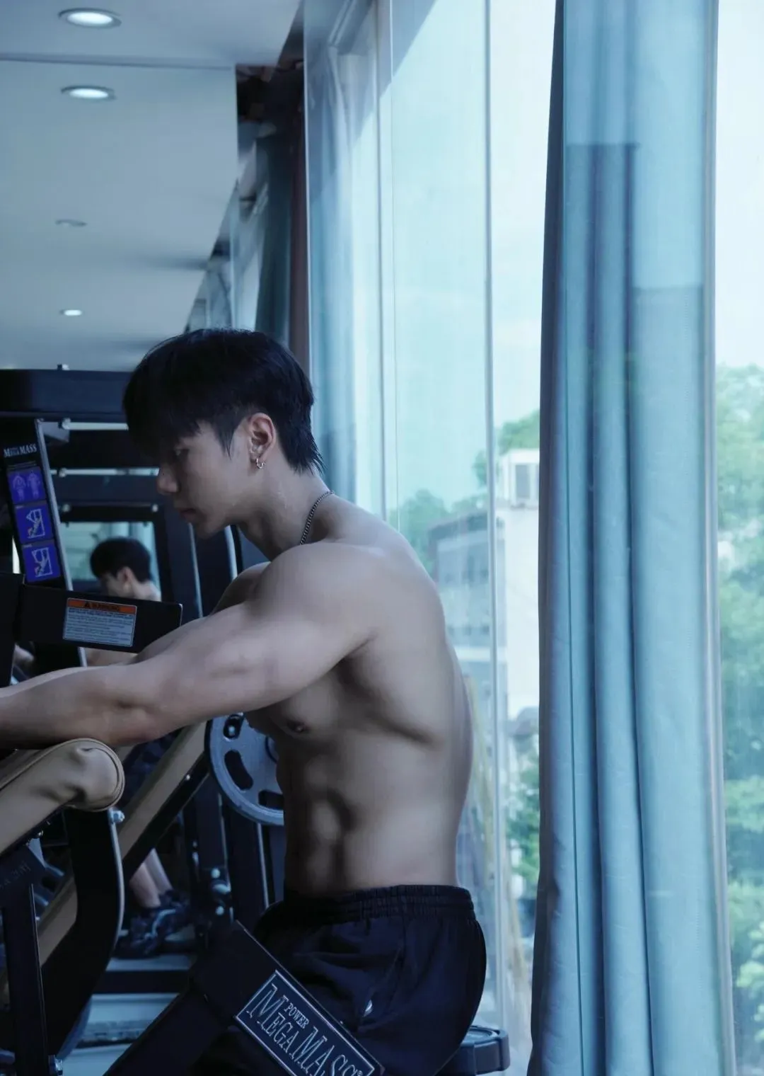 182cm 巧克力腹肌男菩萨，超会拍照！