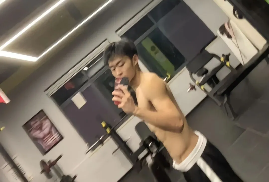 湖北 19 岁篮球体育生男大，自拍照充满性张力！