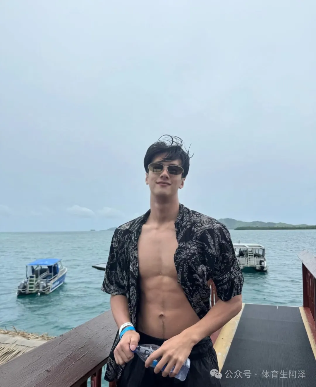 00 后腹肌男大体育生，遇见富婆后的躺赢人生........