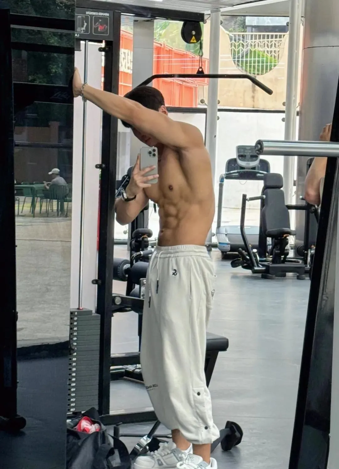 182cm 巧克力腹肌男菩萨，超会拍照！