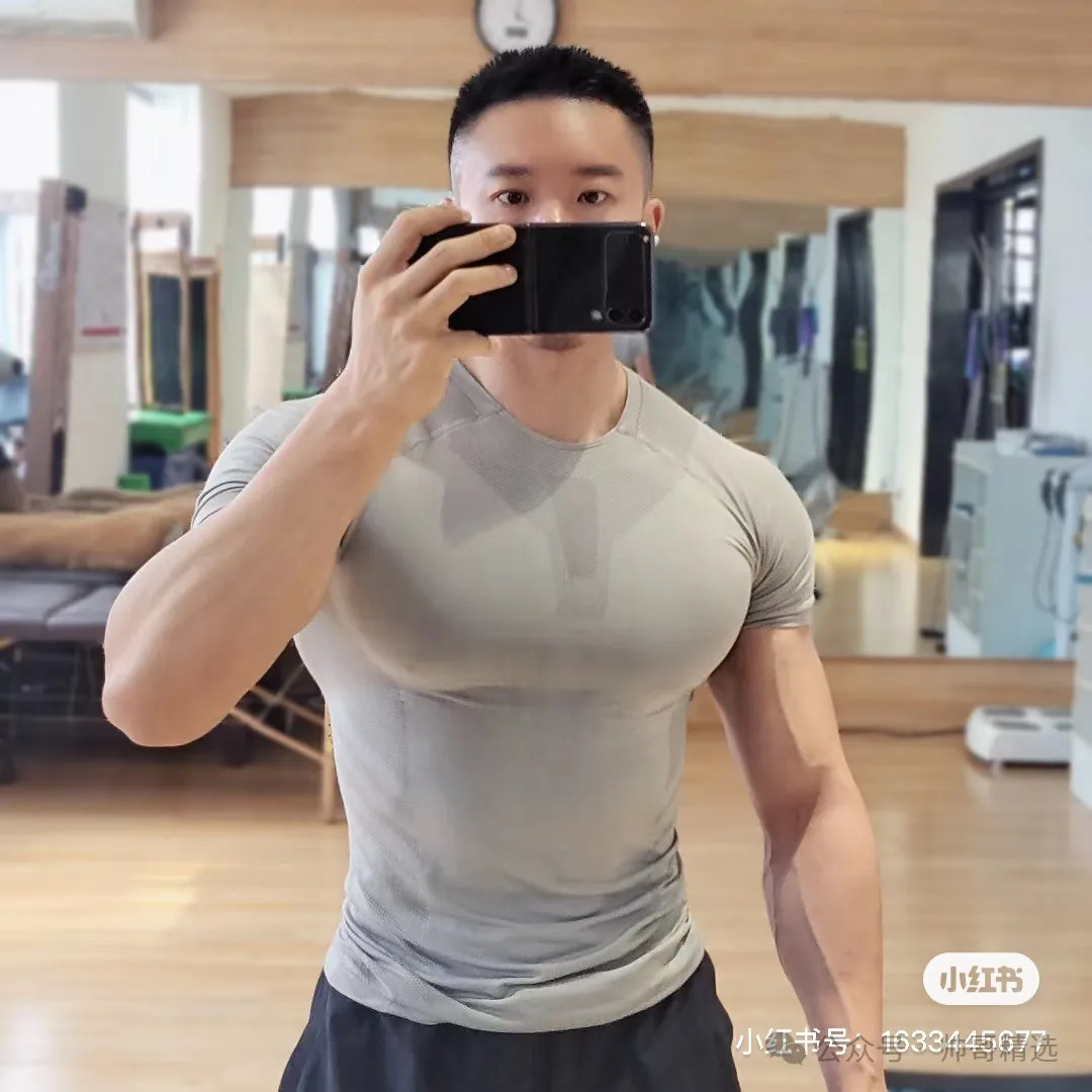 178CM 胸肌硕大的粗筋肌肉男 T 恤快要撑爆了