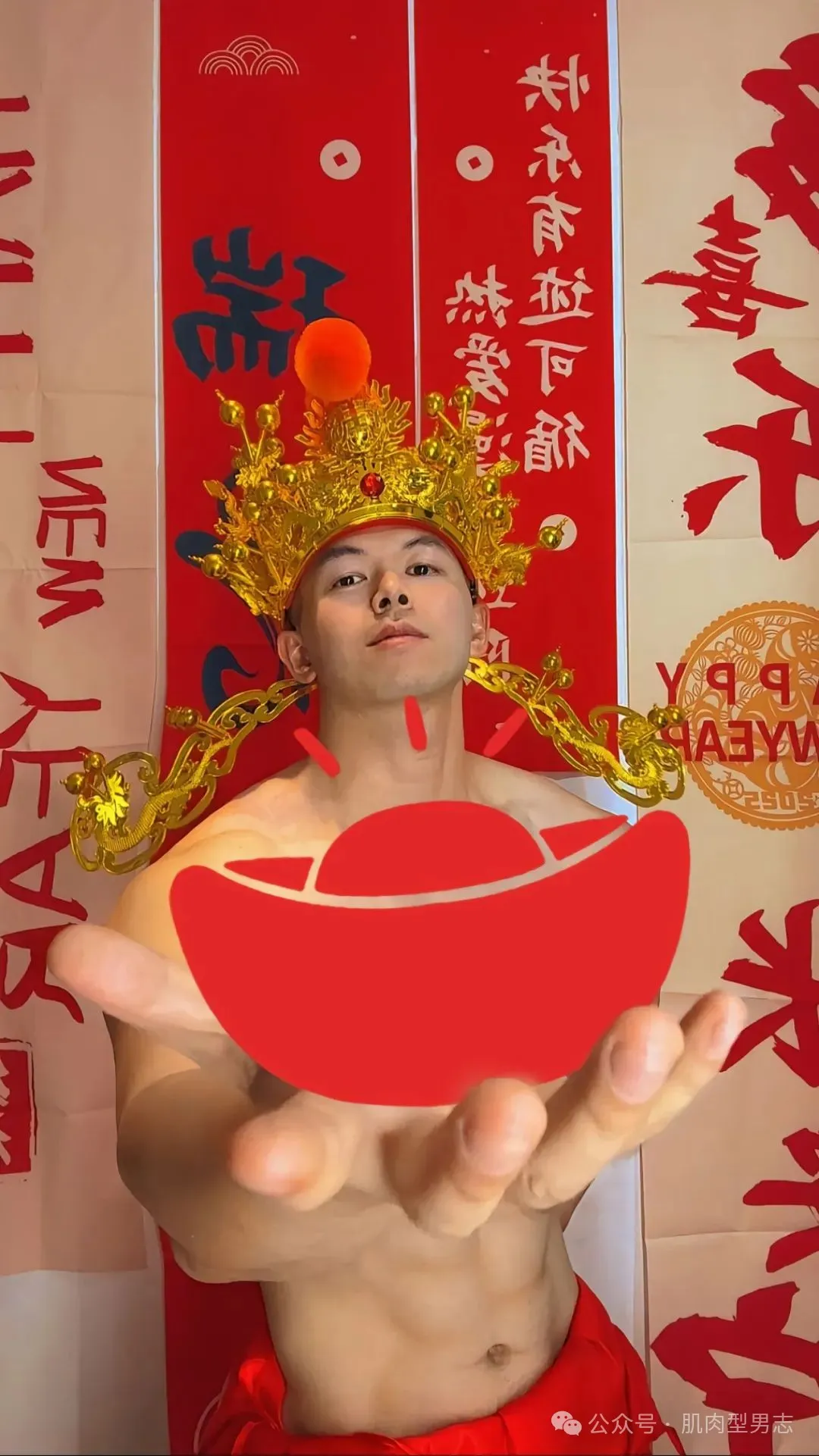 一肌肉小哥 cos 财神意外走红！这也太会拍了！