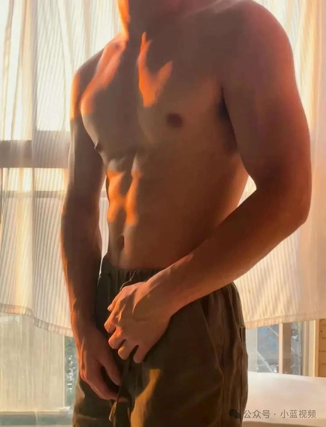 00 后薄肌小哥浴室照曝光，荷尔蒙溢出了！