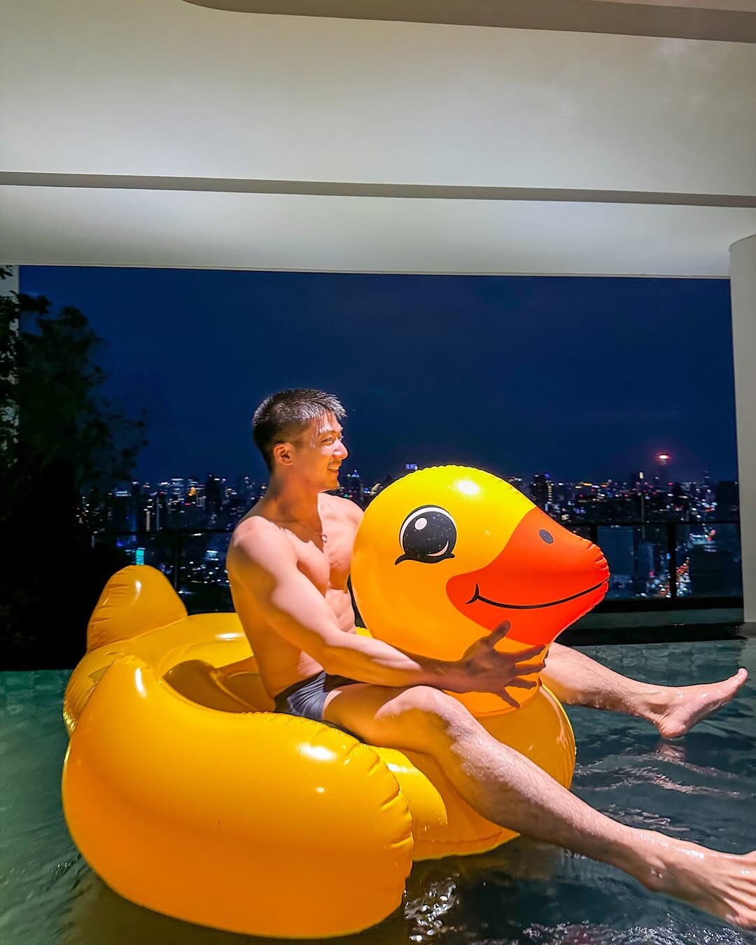 泰国天菜白袜肌肉男 Iknotus 海边湿身暴击