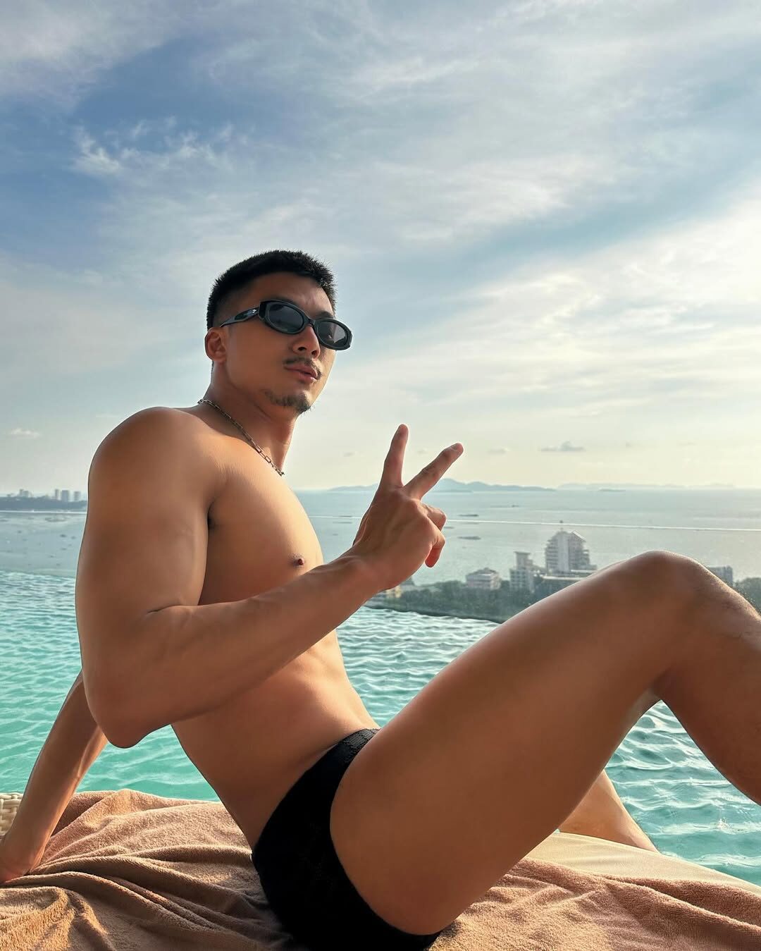 泰国天菜白袜肌肉男 Iknotus 海边湿身暴击