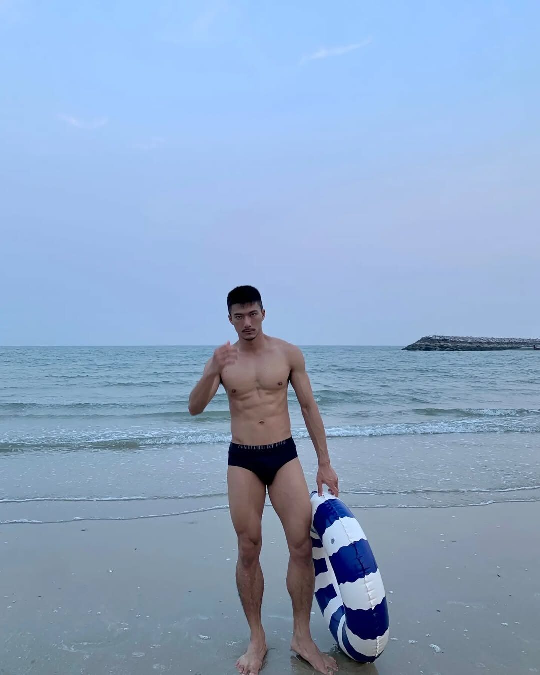 泰国天菜白袜肌肉男 Iknotus 海边湿身暴击