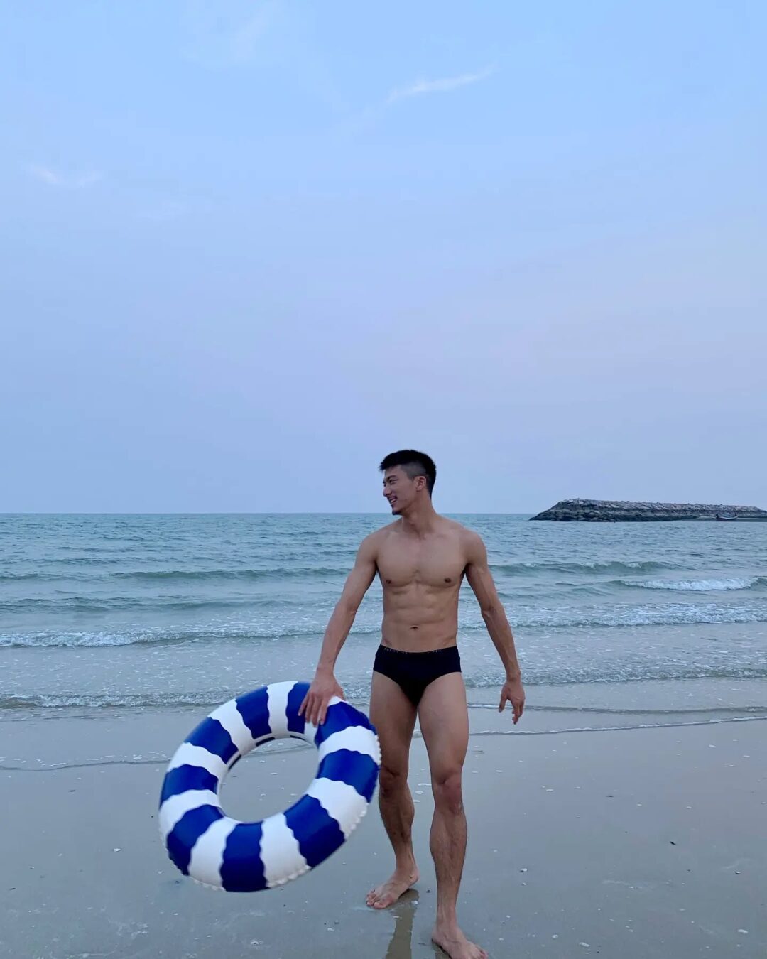 泰国天菜白袜肌肉男 Iknotus 海边湿身暴击