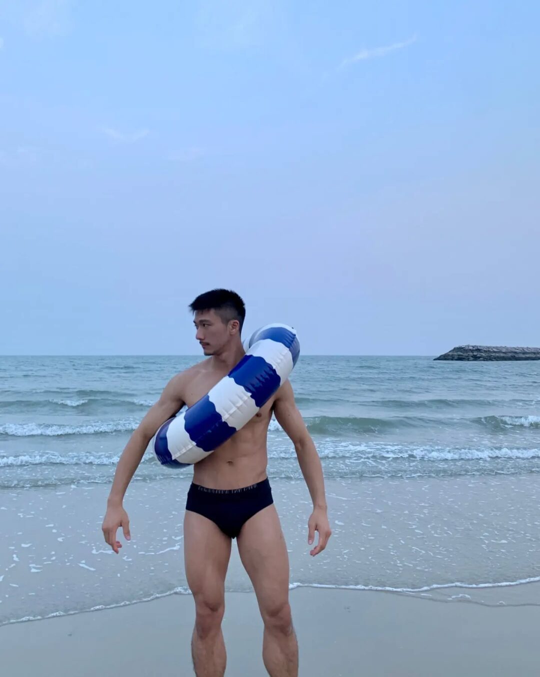 泰国天菜白袜肌肉男 Iknotus 海边湿身暴击