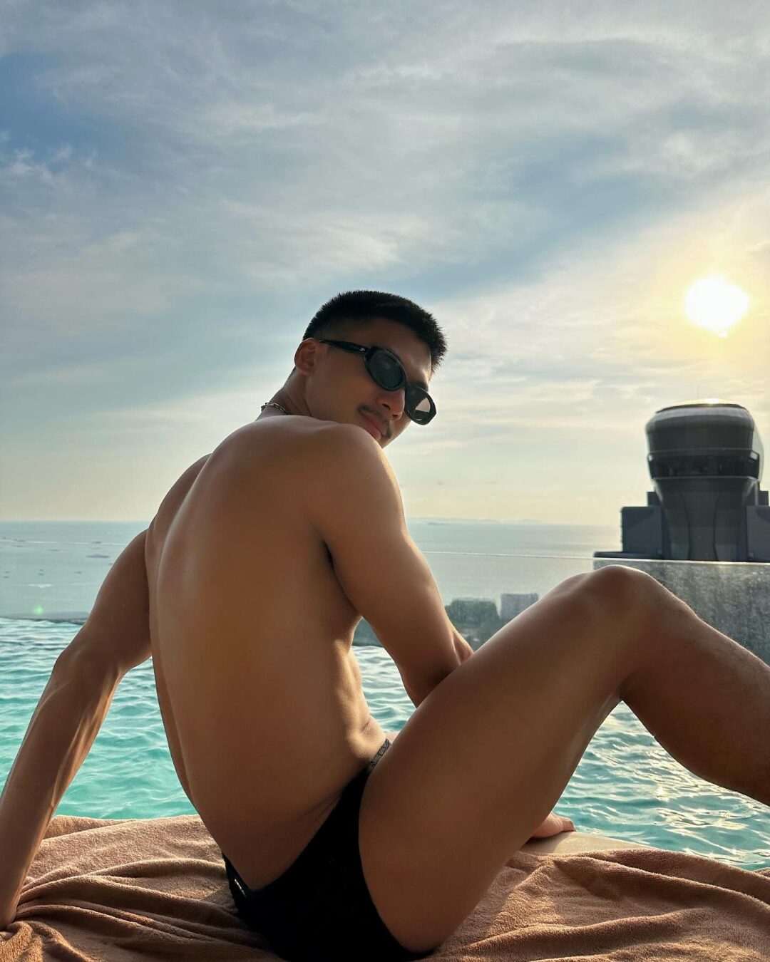泰国天菜白袜肌肉男 Iknotus 海边湿身暴击