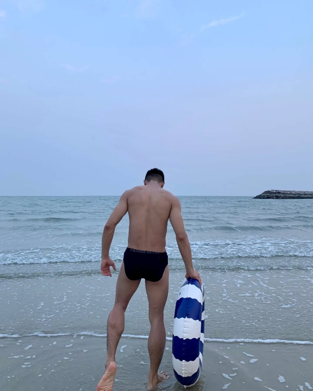 泰国天菜白袜肌肉男 Iknotus 海边湿身暴击