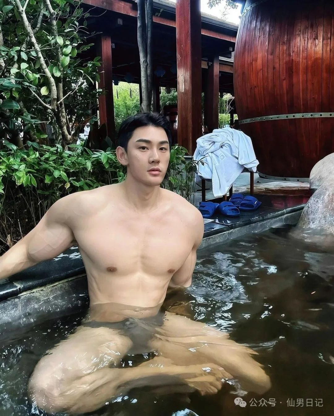 188 体育生居家监控曝光！网友辣评：这身材真的喷不了啊……