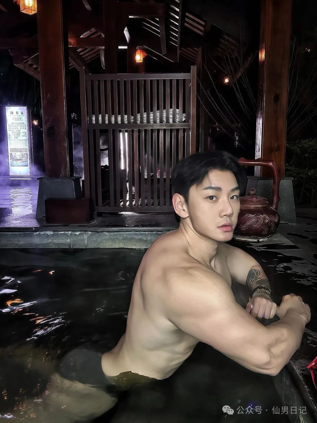 188 体育生居家监控曝光！网友辣评：这身材真的喷不了啊……
