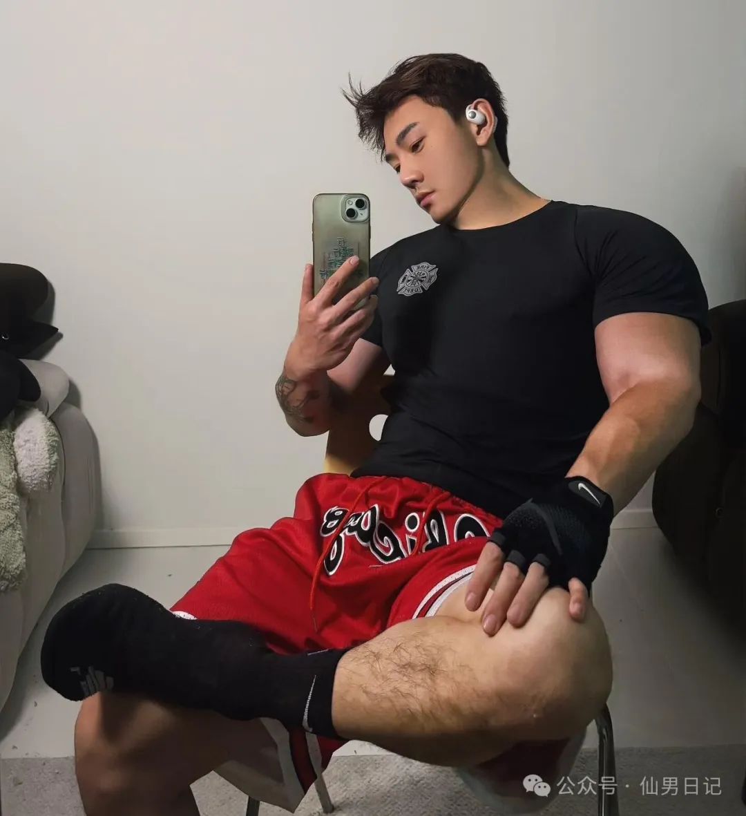 188 体育生居家监控曝光！网友辣评：这身材真的喷不了啊……