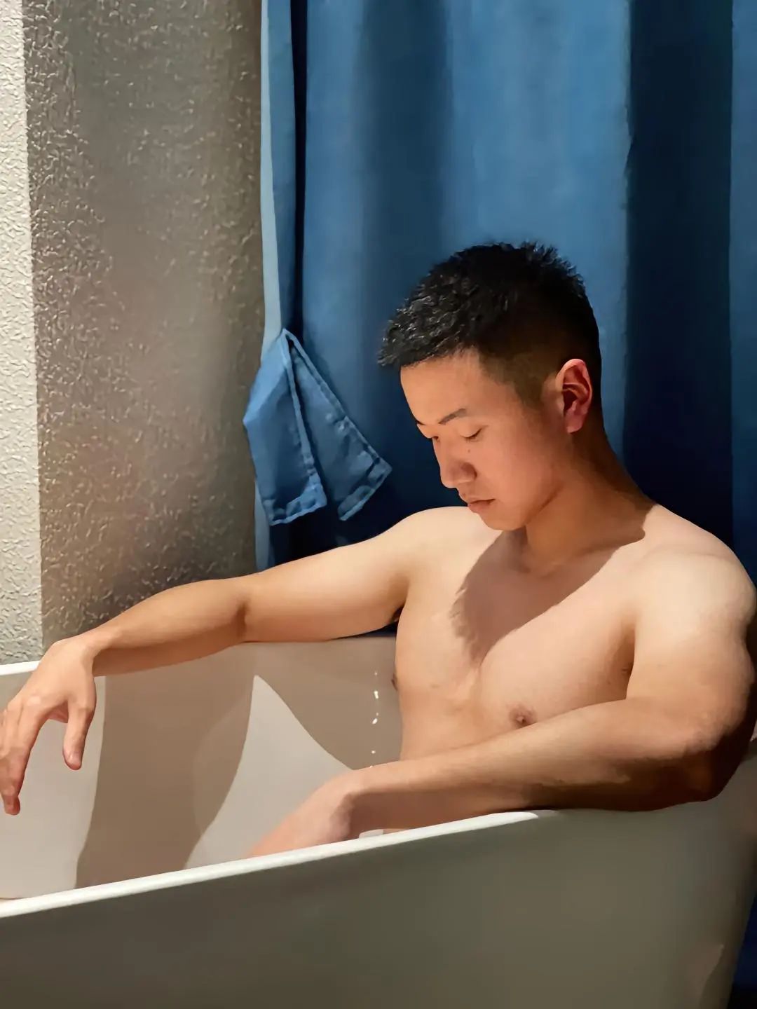 健身房自拍兵哥哥，蓝色内裤边露出太诱人了！
