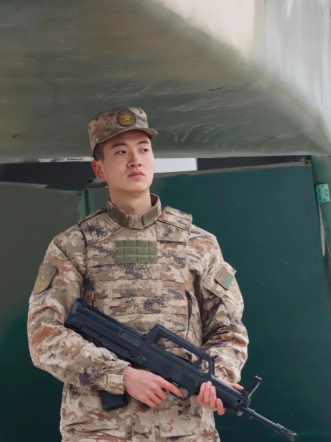 健身房自拍兵哥哥，蓝色内裤边露出太诱人了！