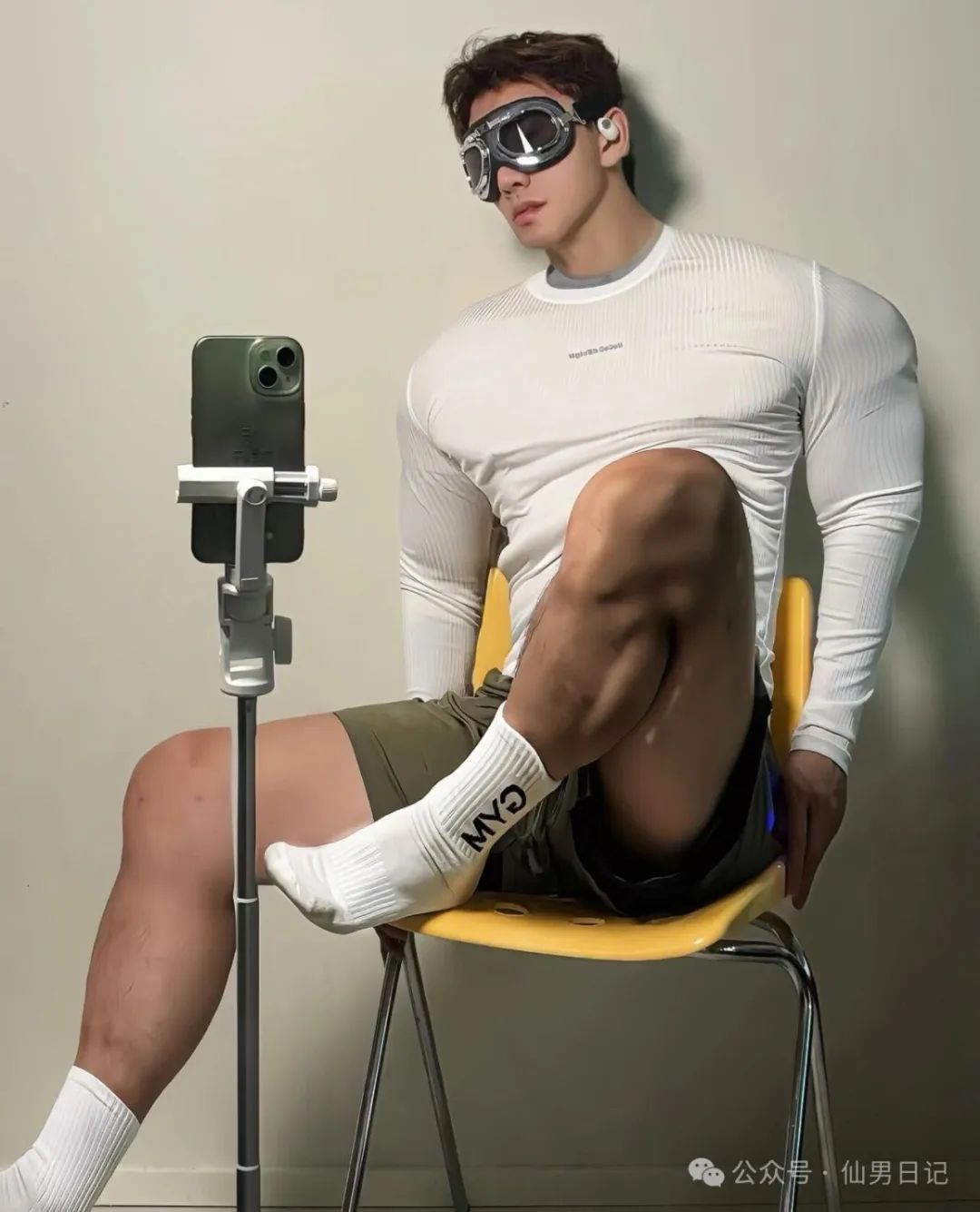 188 体育生居家监控曝光！网友辣评：这身材真的喷不了啊……