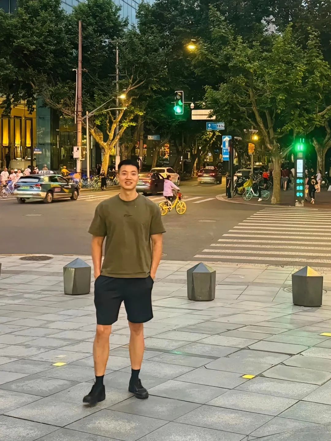 健身房自拍兵哥哥，蓝色内裤边露出太诱人了！