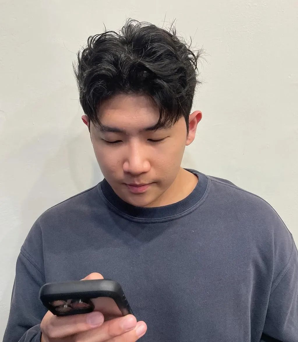 男生春天发型别乱剪，这 3 款造型时髦帅气，值得尝试！