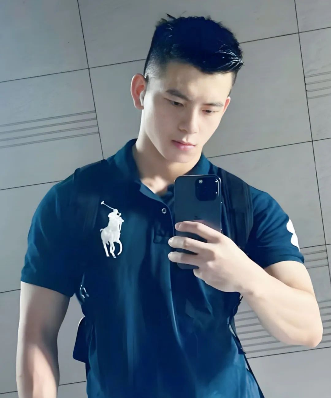 男生春天发型别乱剪，这 3 款造型时髦帅气，值得尝试！