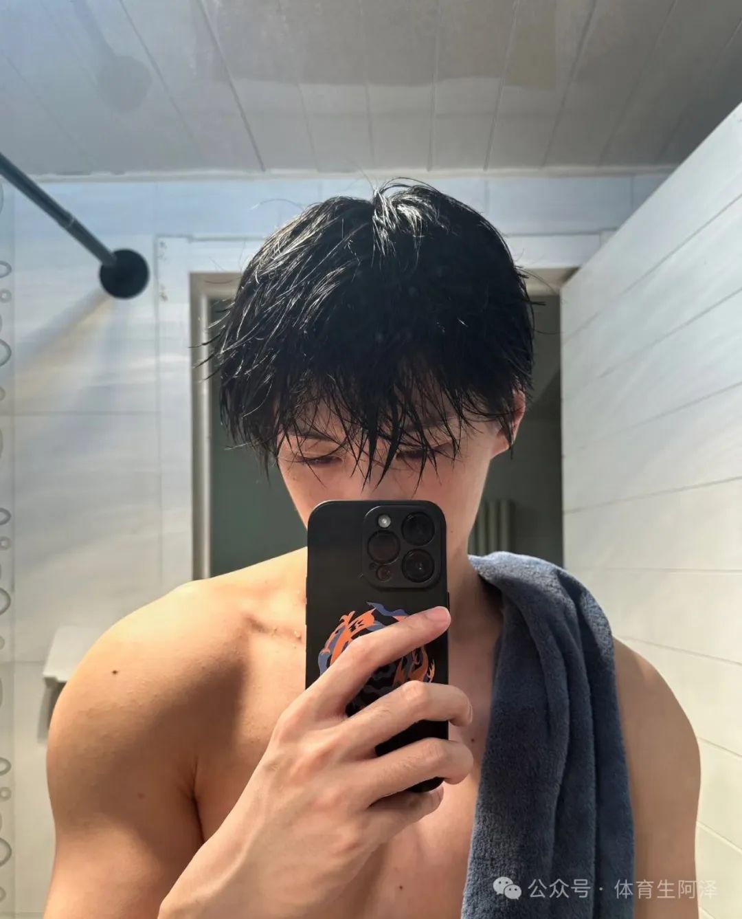 190 帅气直男约榜一大哥线下吃法,结果被富婆发现,富婆痛斥忘本..... 190 帅气直男约榜一大哥线下吃法,结果被富婆发现,富婆痛斥忘本.....