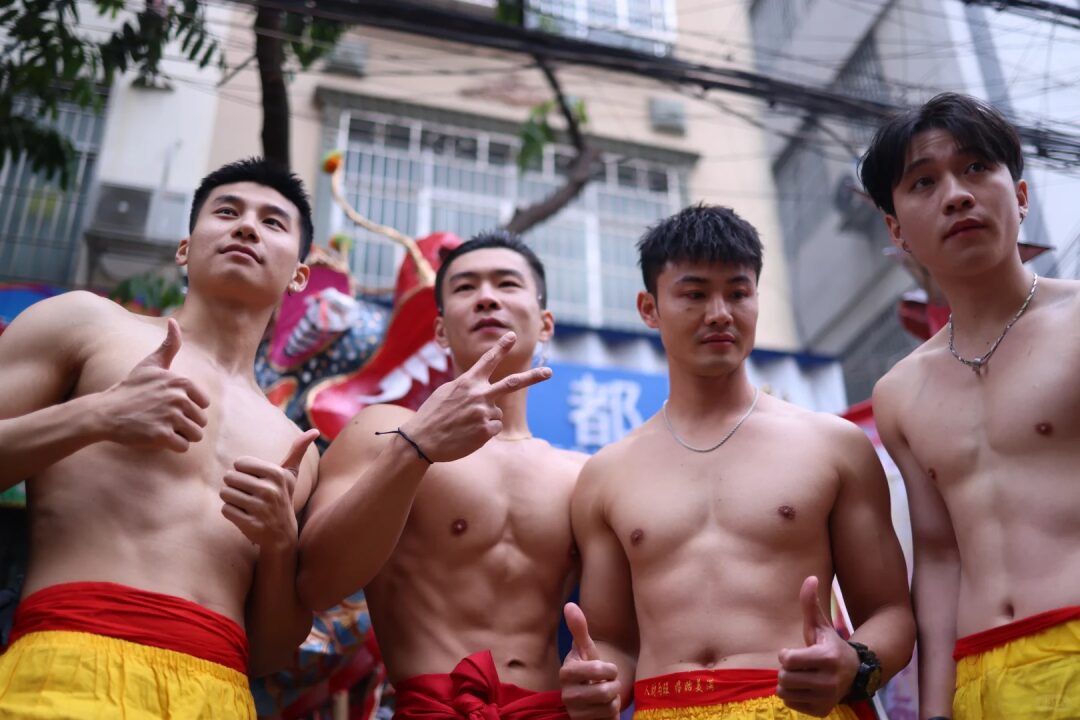 退役肌肉小哥裸身参加炮龙节，被围着摸胸！