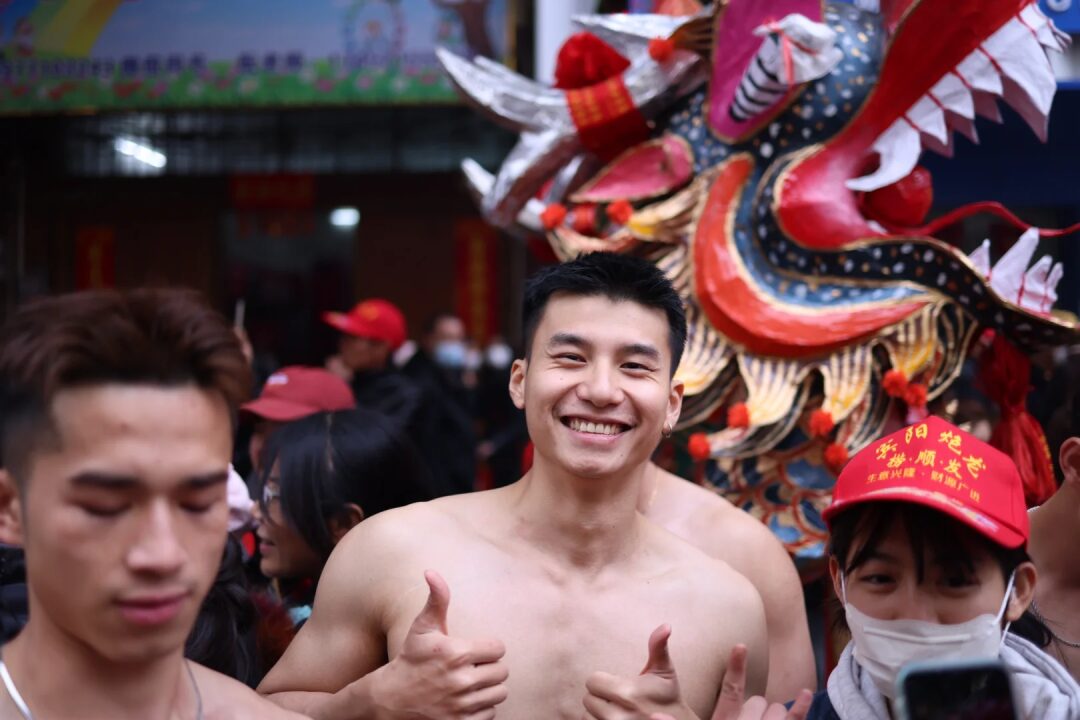 退役肌肉小哥裸身参加炮龙节，被围着摸胸！