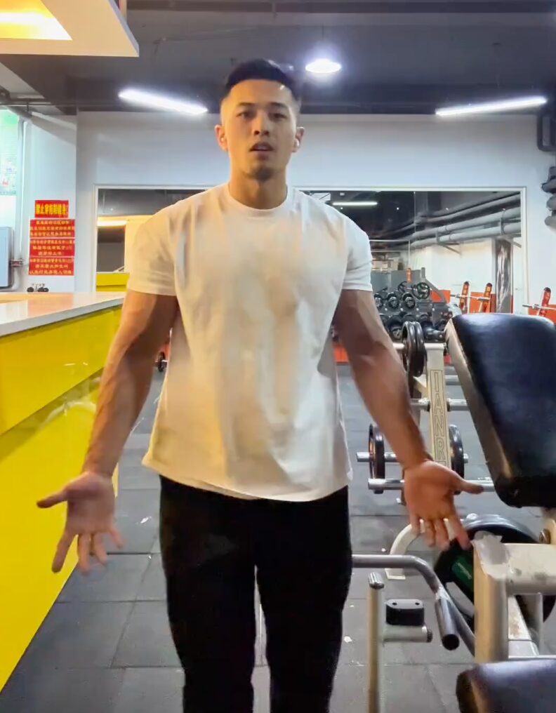 东北肌肉直男的瓜都吃了吗？小视频已疯传...